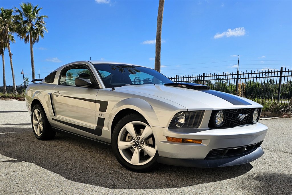 2005 Ford Mustang GT Deluxe