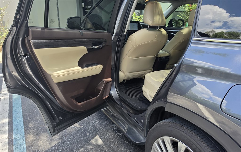 2020 Toyota Highlander Platinum - Photo 23